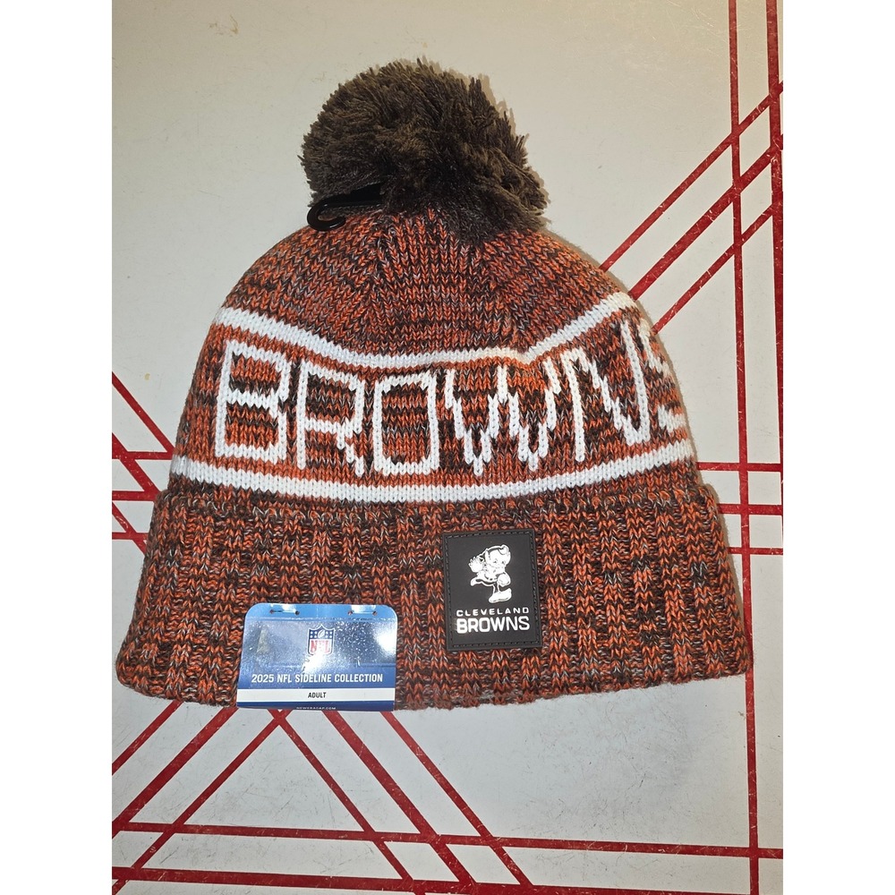 New Era Cleveland Browns 2025 NFL Sideline Sport Knit Hat Brownie Elf Pom Beanie
